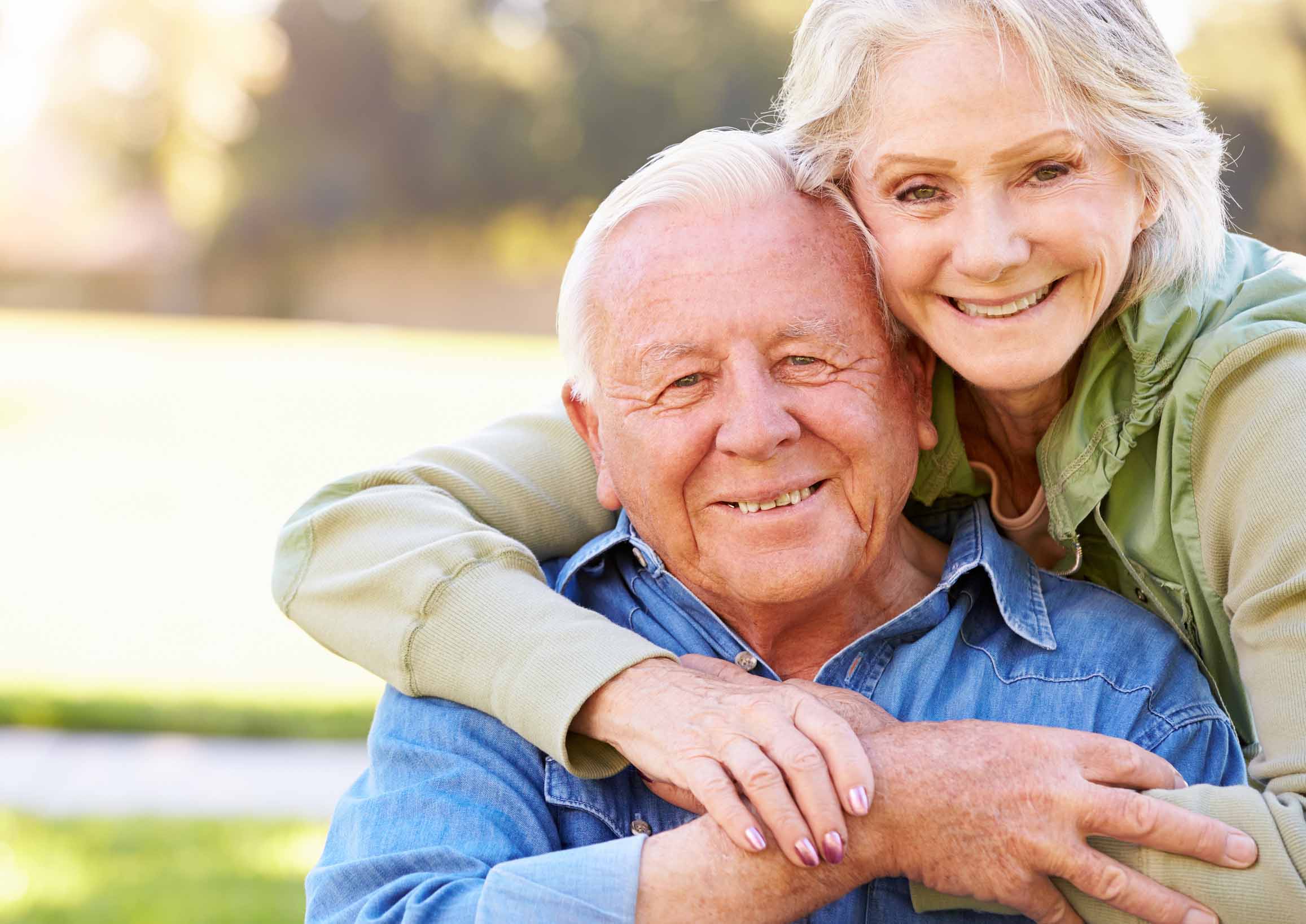 Пожилые люди на английском. Пожилые люди. Счастливые пенсионеры. Старик улыбается. Пожилая пара улыбается.